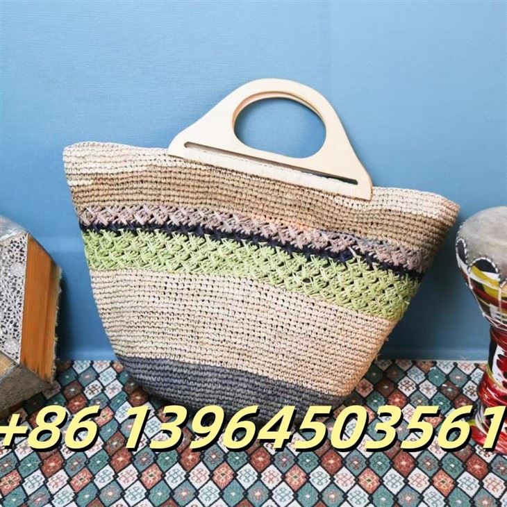 Raffia Handbag With Wooden Handles